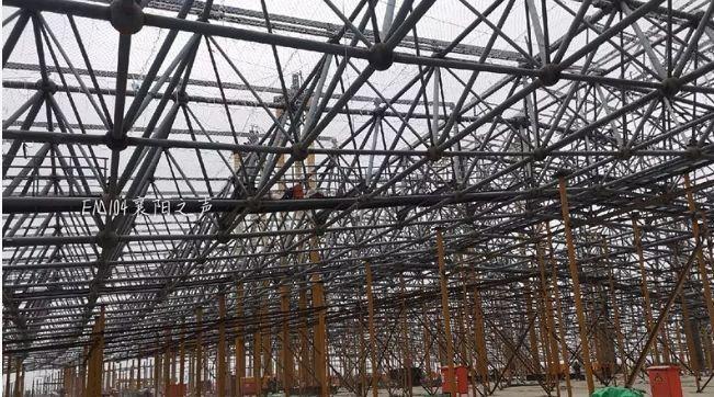 襄阳东津高铁站建设迈入关键阶段，首片屋盖网架钢结构成功安装